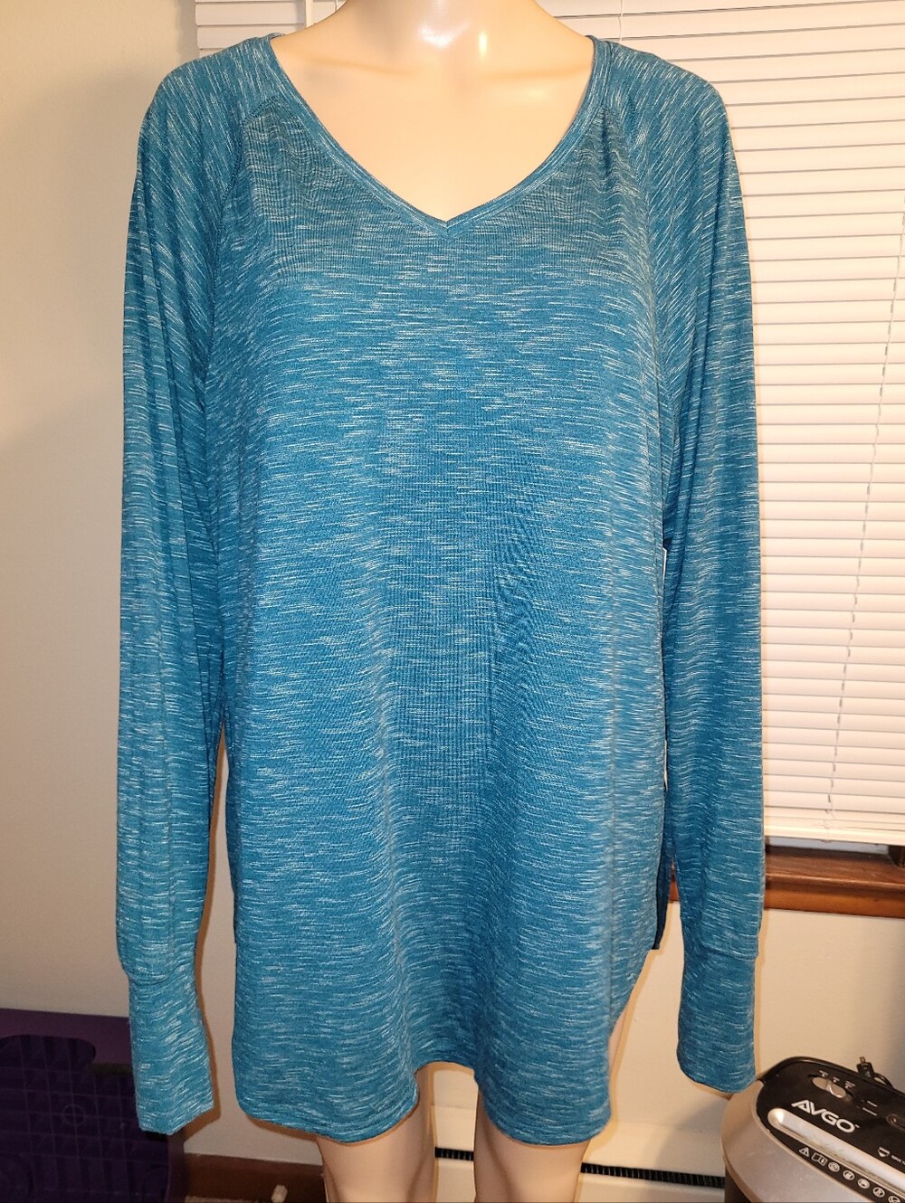 NWT - Tek Gear - Teal Blue Marled V-Neck Long Sleeve Top With Thumb Holes. 1X
